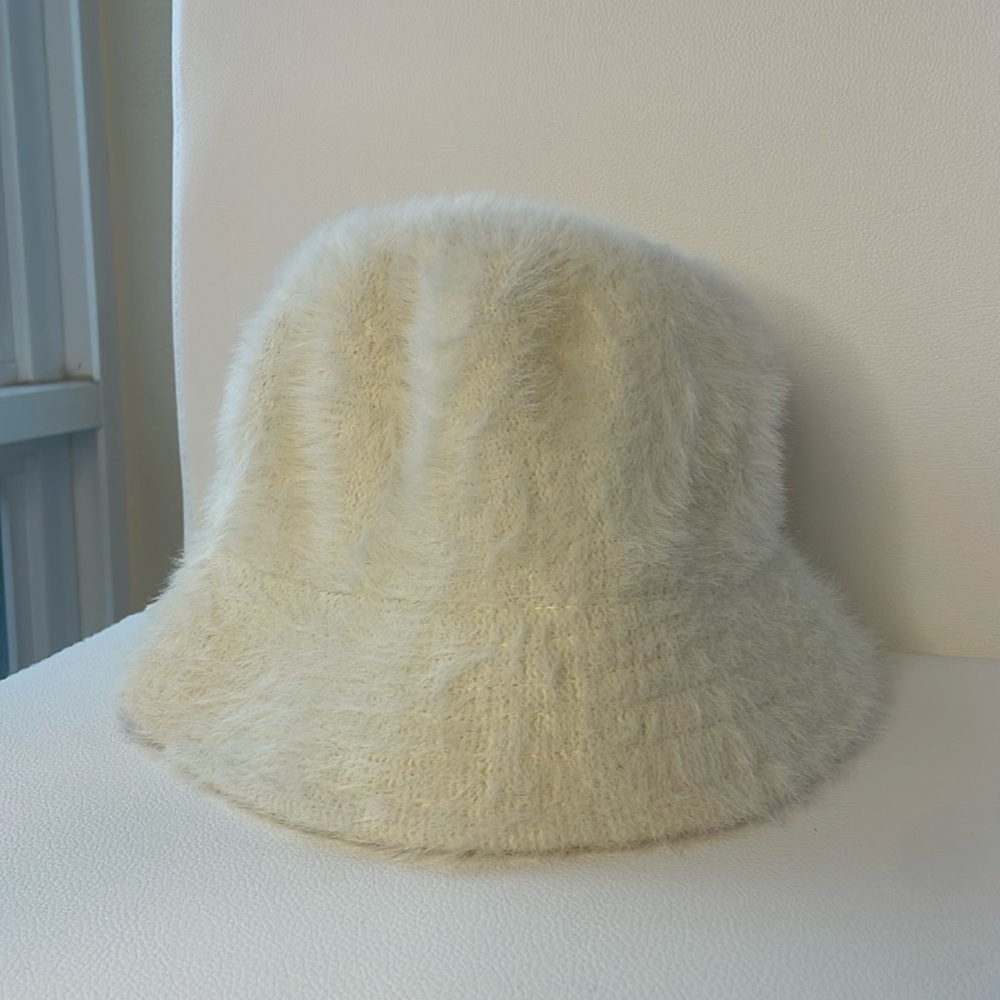 WHITE COZY FUZZY HAT URBAN OUTFITTERS